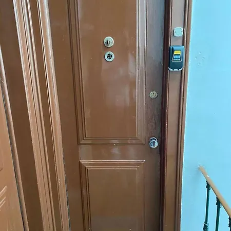 Spacious Near Historic Centre 60 Sqm With Wi Fi